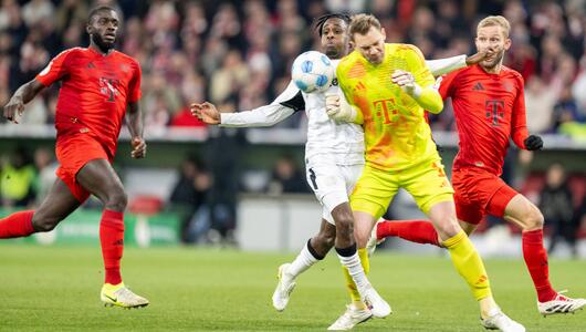 Manuel Neuer und Jeremie Frimpong