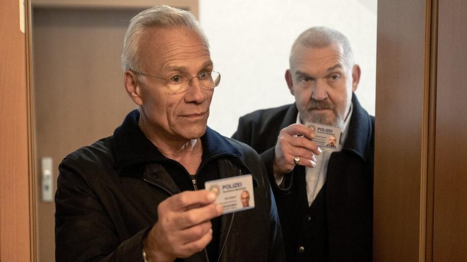 Max Ballauf (Klaus J. Behrendt, li.) und Freddy Schenk (Dietmar Bär) suchen im "Tatort ...