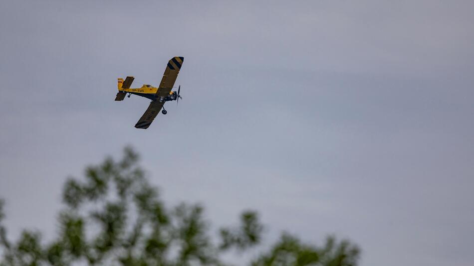 Ein Löschflugzeug fliegt bei einem Waldbrand am Königsberg an der Granetalsperre im Harz