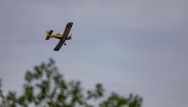 Ein Löschflugzeug fliegt bei einem Waldbrand am Königsberg an der Granetalsperre im Harz