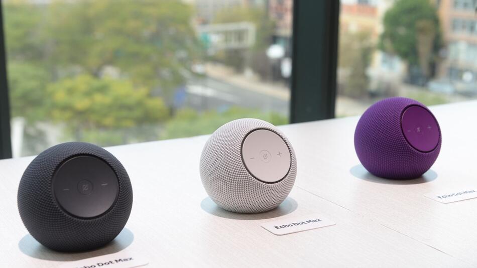 Mehrere Echo Dot Max von Amazon bei der Produktvorstellung