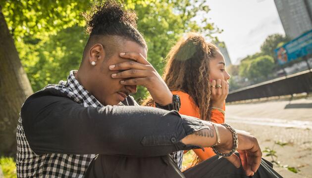 Ein junges Paar nach einem Streit im Park