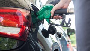 Mann betankt sein Auto