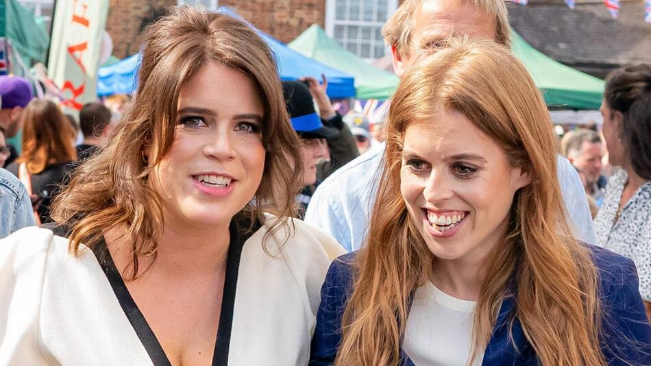 Prinzessin Eugenie (l.) und Prinzessin Beatrice geben sich schwesterlichen Rat.