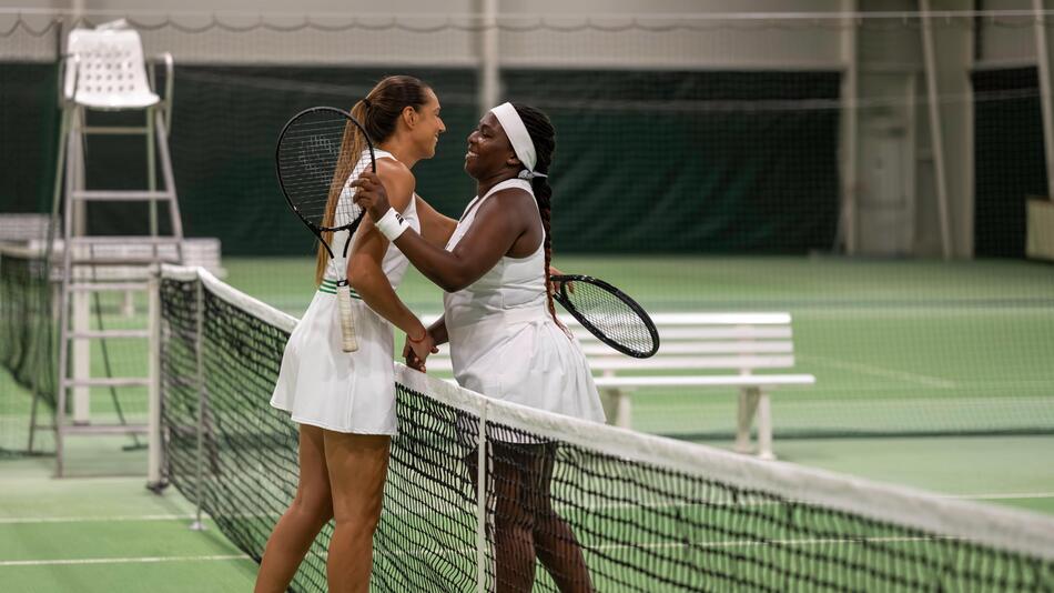 Frauen spielen Tennis