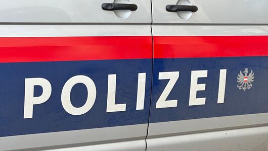 Deutscher Reisebus und deutscher Pkw zusammengestoßen