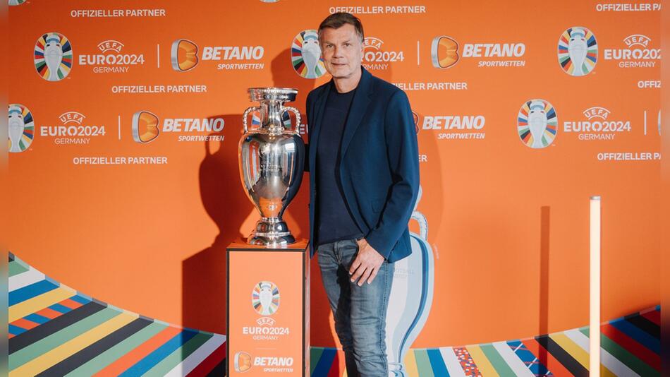 Thomas Helmer mit dem Original-Pokal der Fußball-Europameisterschaft.