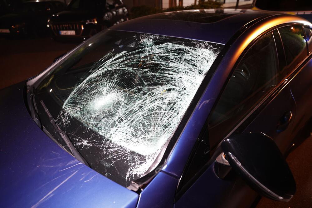 Autofahrer fährt Festbesucher an