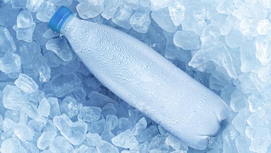 Gefrorene Wasserflasche