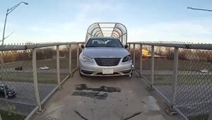 Polizist verwirrt: Autofahrerin strandet mitten auf Fußgängerbrücke über Highway