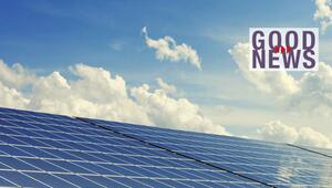 Solarmodule unter einem blauen Himmel mit weißen Wolken, darüber der Schriftzug „GOOD NEWS“ in ...