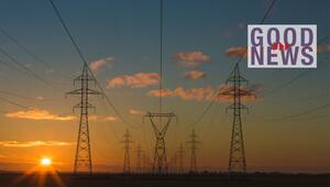 Strommasten mit Hochspannungsleitungen bei Sonnenuntergang, der Himmel ist klar mit einigen ...