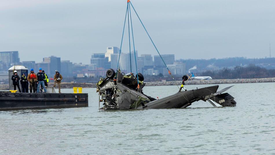 Wrack von Flugzeugabsturz wird geborgen