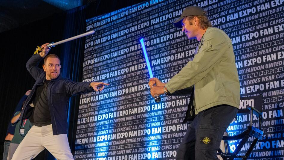 Die Haltung stimmt, nur den "On"-Knopf seines Lichtschwerts konnte Ewan "Obi-Wan" McGregor (l.) ...