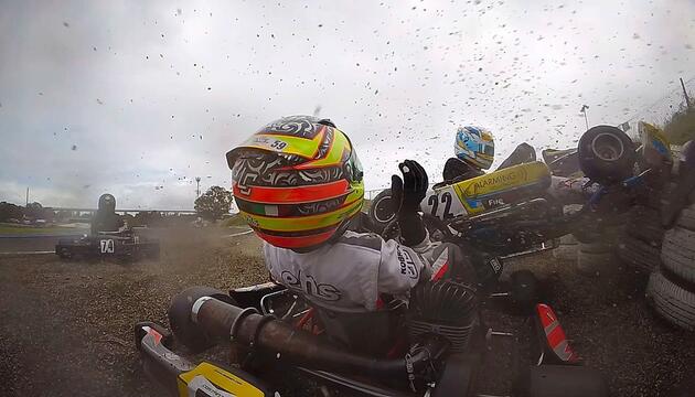 Regen-Chaos: Karts rutschen reihenweise in Reifenstapel