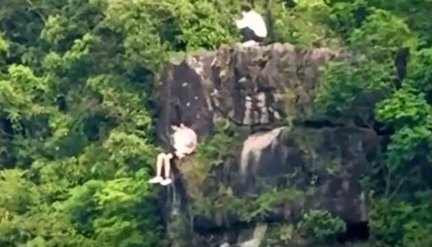 Riskante Aussicht: Ausflügler entspannen an Berg – dann zoomt die Kamera heraus