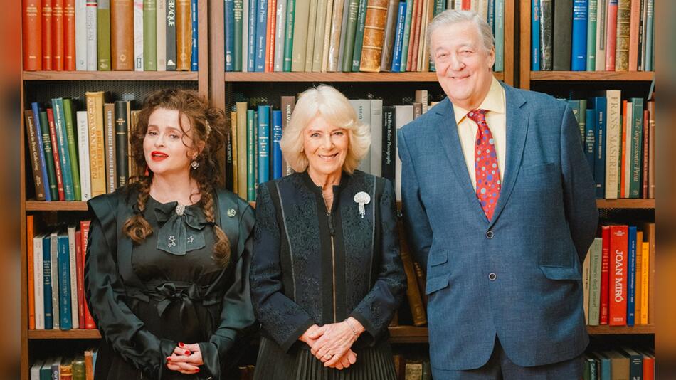 Königin Camilla feierte mit Schauspielerin Helena Bonham Carter (l.) und Autor Stephen Fry die ...