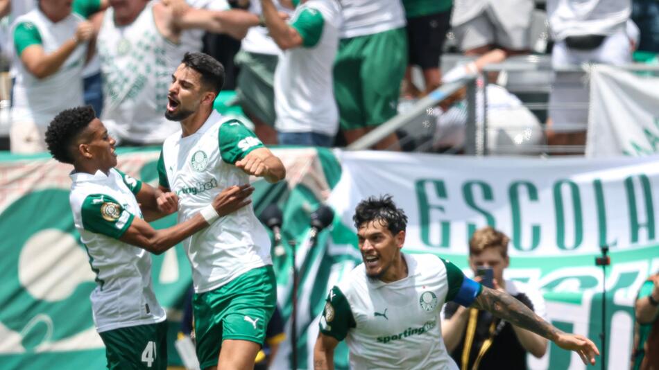 Palmeiras' Supertalent Estêvão und Jose Manuel Lopez jubeln bei der Klub-WM in den USA.