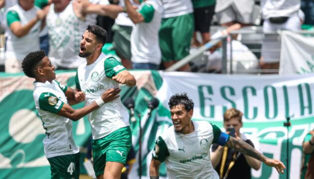 Palmeiras' Supertalent Estêvão und Jose Manuel Lopez jubeln bei der Klub-WM in den USA.