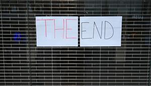 "The End" steht auf dem Zettel eines Geschäfts