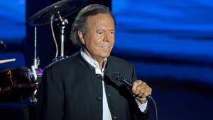 Zwei ehemalige Angestellte werden Julio Iglesias sexuelle Nötigung vor.