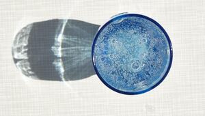 Blick von oben auf ein blaues Glas mit kohlensäurehaltigem Wasser: Mineralwasser im Test bei Öko ...