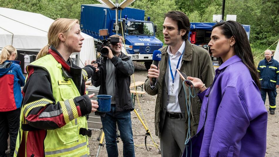 Amira Aly (r.) als Reporterin Lissa in der ZDF-Serie "Marie fängt Feuer".