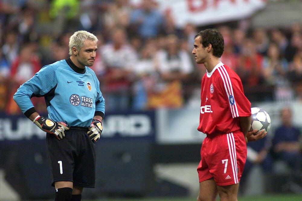 Valencias Torhüter Santiago Canizares und Bayerns Mehmet Scholl im Champions-League-Finale 2001.