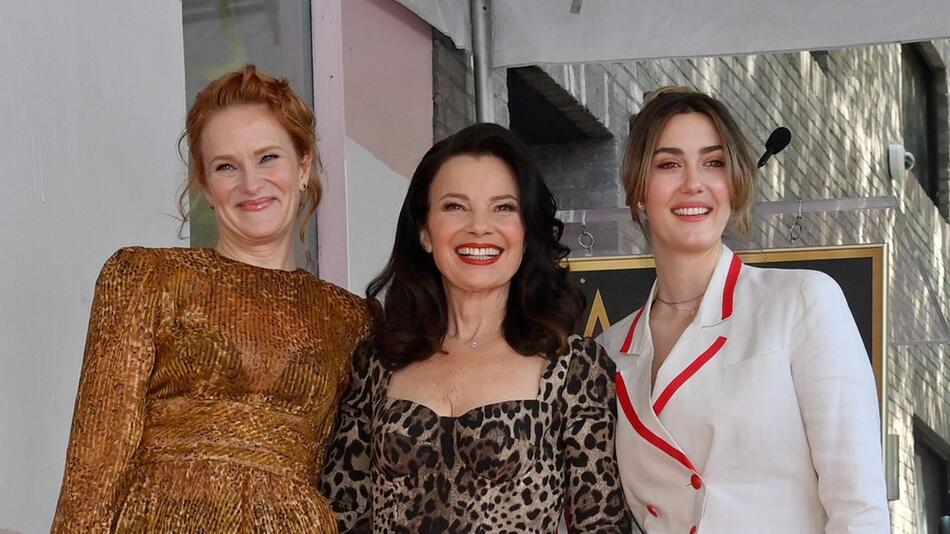 Fran Drescher (M.) mit ihren ehemaligen "Die Nanny"-Töchtern Nicholle Tom (l.) und Madeline Zima.