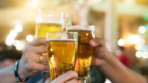Alkohol macht im Sommer schneller betrunken.