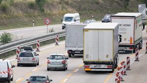 Autos und LKW fahren auf der Autobahn durch eine Baustelle