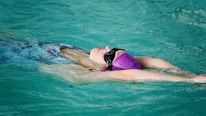 Muskelkrampf im Wasser? Das hilft