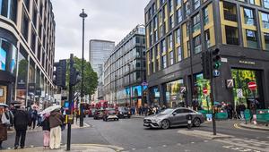 Die Oxford Street - hier noch mit Verkehr - ist eine der berühmtesten Straßen Londons.