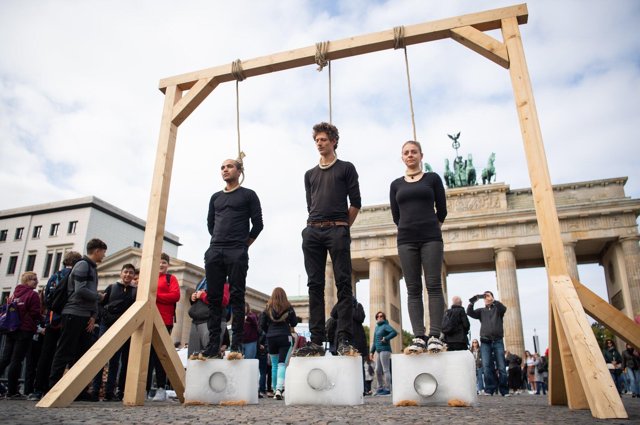 White gallows город. Перформанс студентов в Кельне. Виселица в центре города.