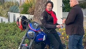 Keanu Reeves lehnt lässig auf einer Maschine seiner eigenen Firma Arch Motorcycle Company.