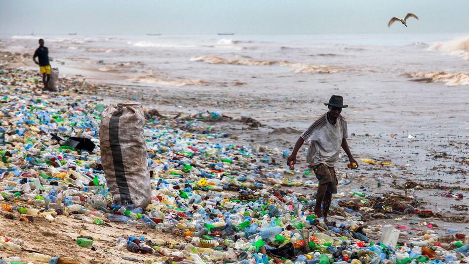 Plastikmüll an einem Strand in Ghana