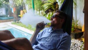 Mann mit E-Zigarette