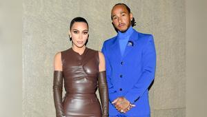 Rennfahrer-Reel: Kim Kardashian und Lewis Hamilton im Rennauto.