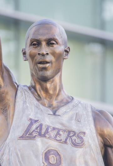 Die 6 Meter hohe Statue von Kobe Bryant vor der Lakers-Arena