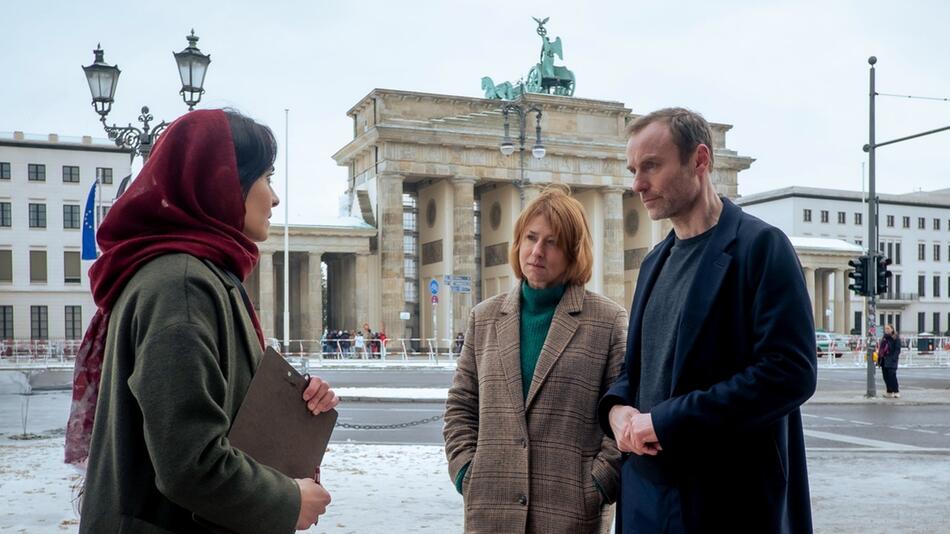 "Tatort: Vier Leben": Susanne Bonard (Corinna Harfouch, M.) und Robert Karow (Mark Waschke, r.) ...