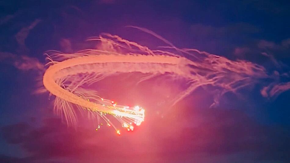 Spektakuläres Feuerwerk: Flugzeug sprüht bunten Funken in die Nacht