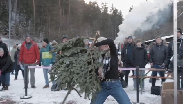 WM im Weihnachtsbaumwerfen: Nadelbäume fliegen in Weidenthal