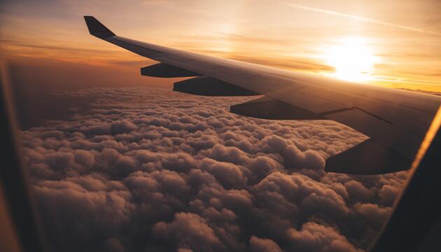 Blick aus dem Flugzeugfenster