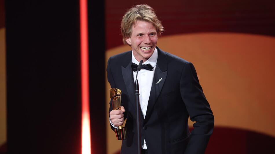 "September 5"-Regisseur Tim Fehlbaum auf der Bühne des Deutschen Filmpreis.