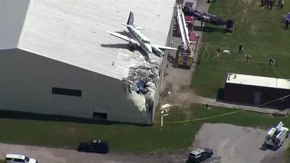 US-Bundesstaat Kansas: Pilot "landet" Kleinflugzeug ungewollt auf Hangardach
