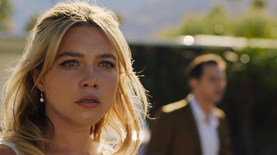 "Don't Worry Darling": Alice (Florence Pugh) merkt, dass in ihrer scheinbar idyllischen ...