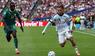 Krepin Diatta und Diego Da Silva Moreira kämpfen um den Ball.