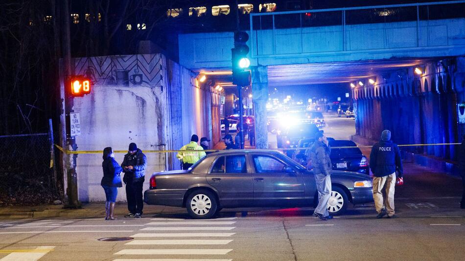 Zwei Polizisten in Chicago bei Ermittlungen von Zug überrollt