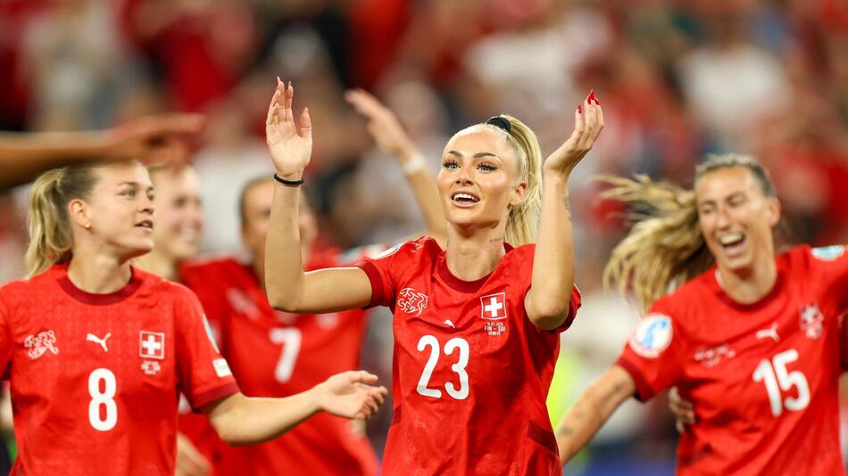 Sichtlich erleichtert feiert Alisha Lehmann mit ihrem Team den Viertelfinaleinzug.