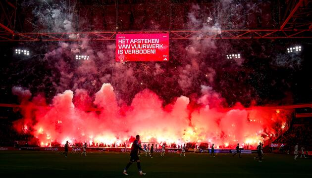 Ajax-Fans zünden Pyrotechnik